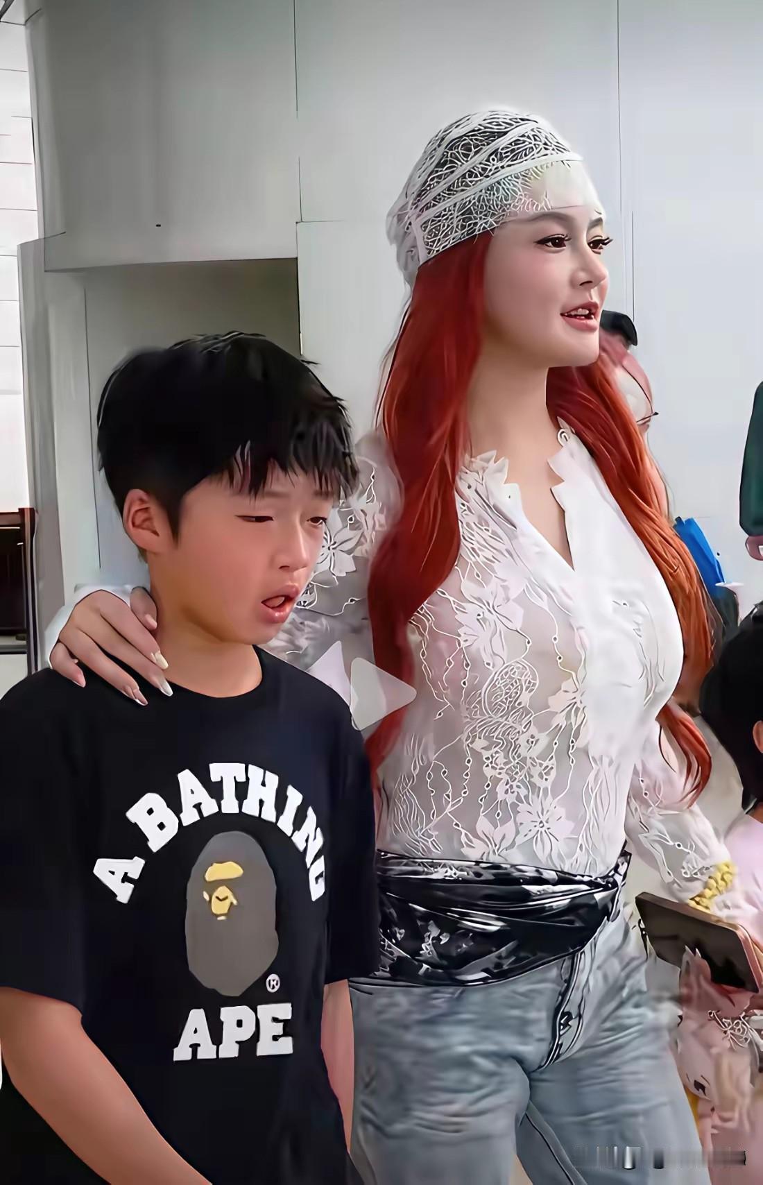 原来邹市明的老婆冉莹颖，原来是央视证券资讯频道主持人，和邹市明结婚后逐渐淡出屏幕