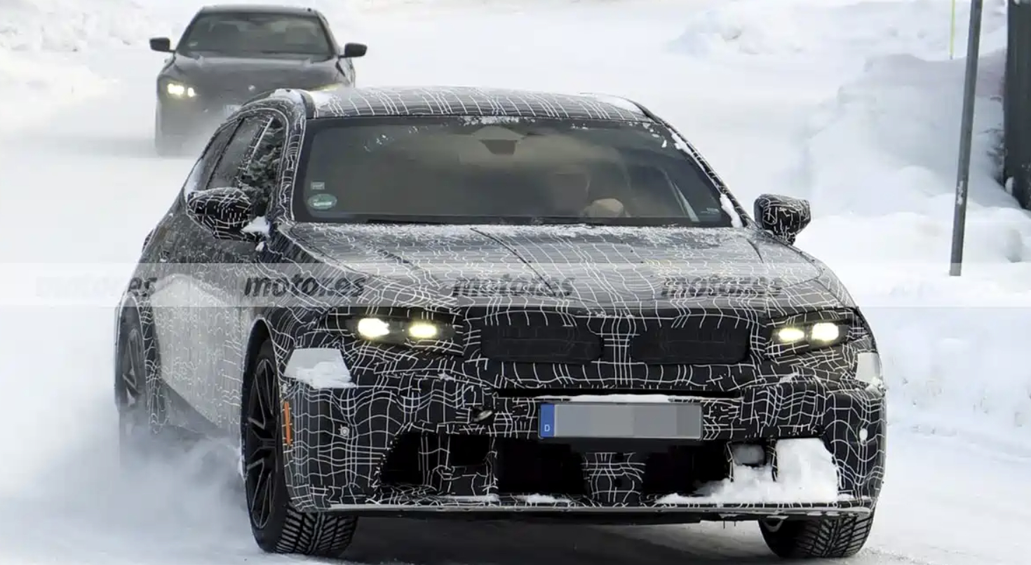 宝马M5旅行版中期改款谍照曝光，前脸回归经典双肾格栅，智能化配置升级，动力继续搭