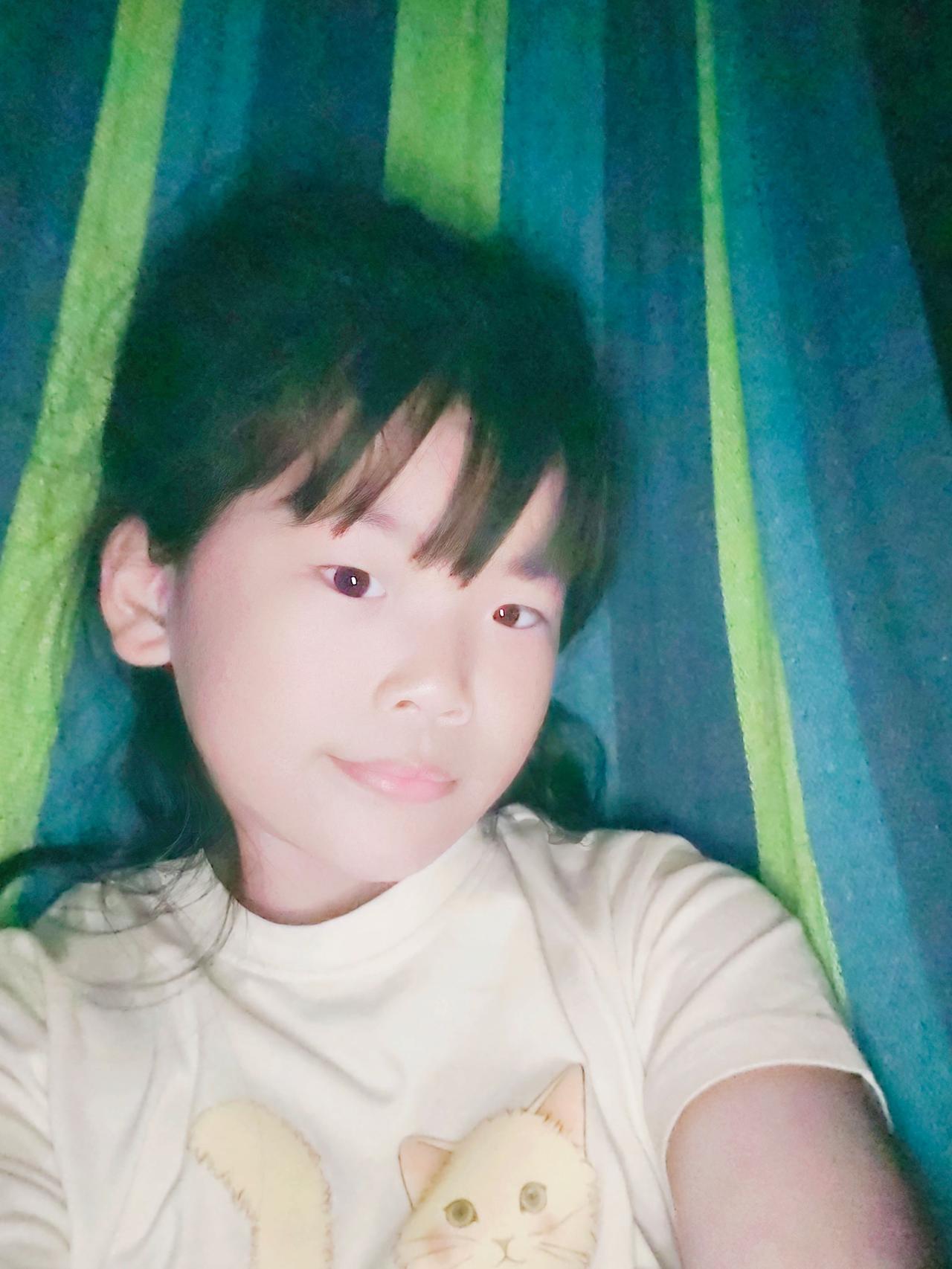 上热门话题榜 乖巧小丫头 努力卖萌的小姑娘 卡哇伊的小女生 最萌的女孩
