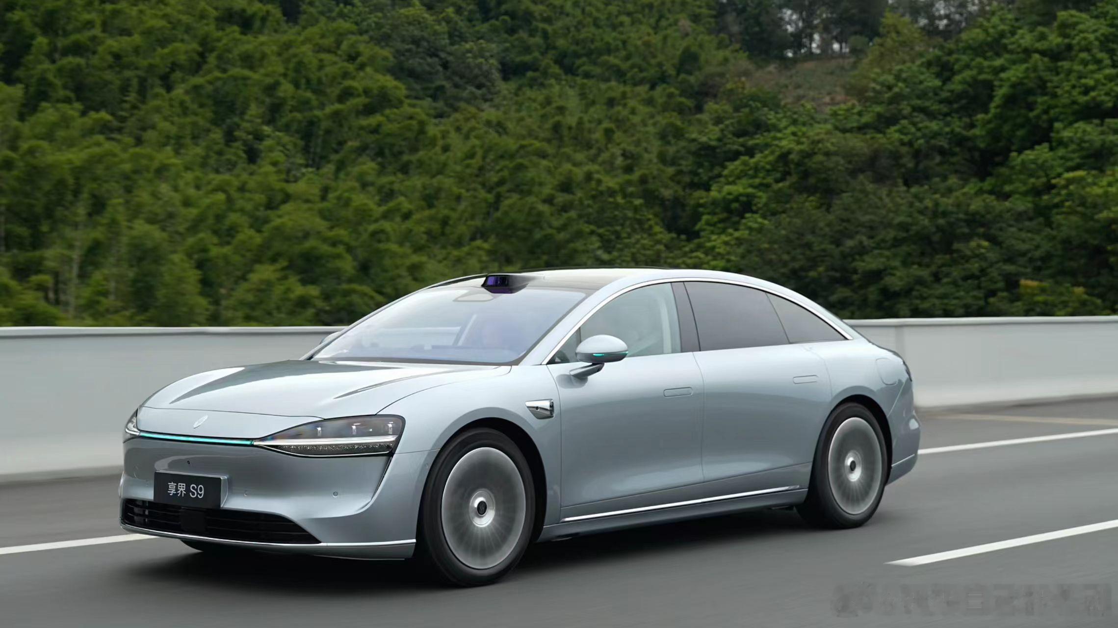 电池容量大还不影响车内空间，后备箱能装很多东西，全家出游带再多行李也不怕，续航还