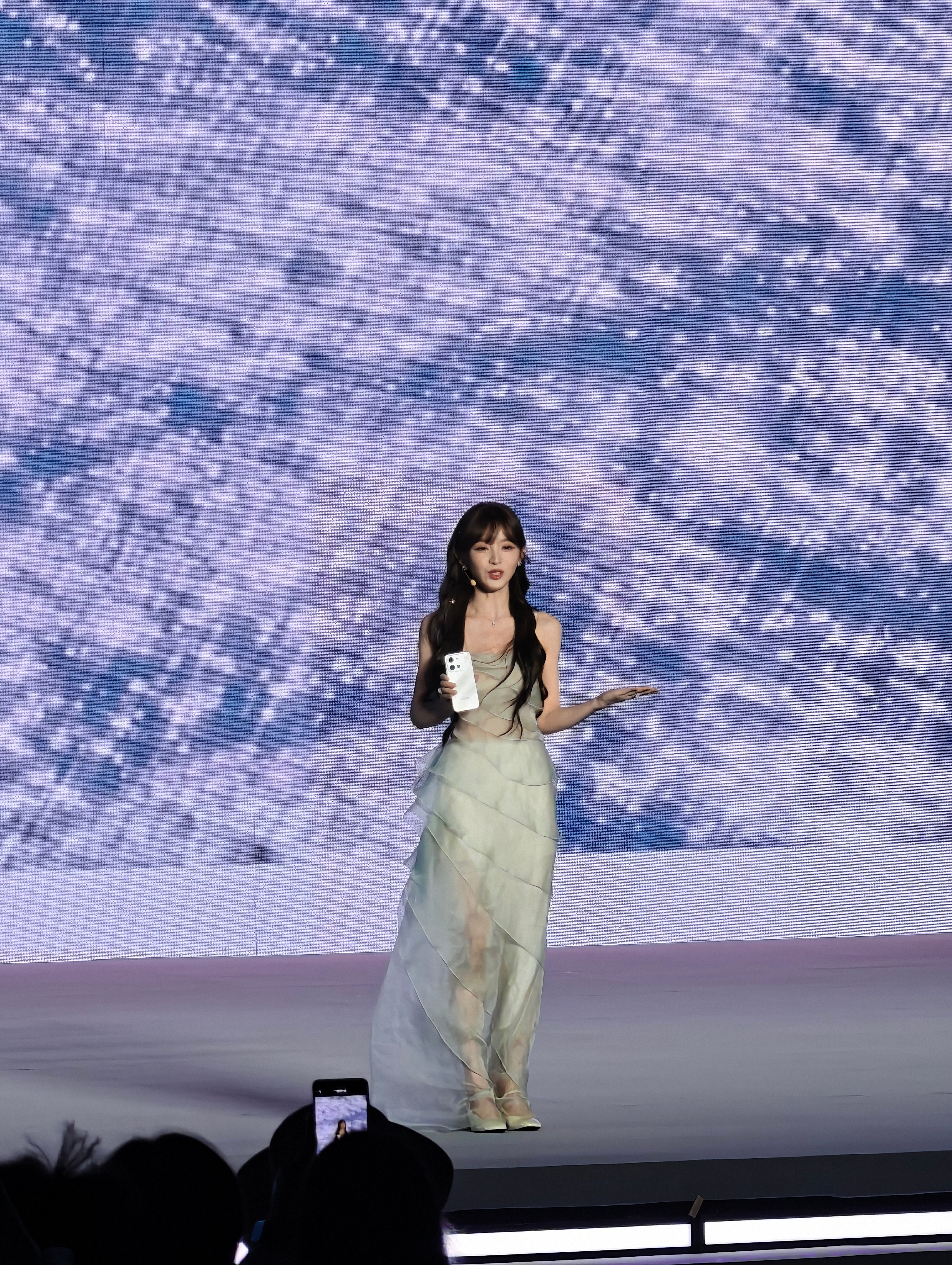 vivo S60田曦薇直接化身产品经理，主讲了星星海、初夏绿、仲夏夜三款配色，小
