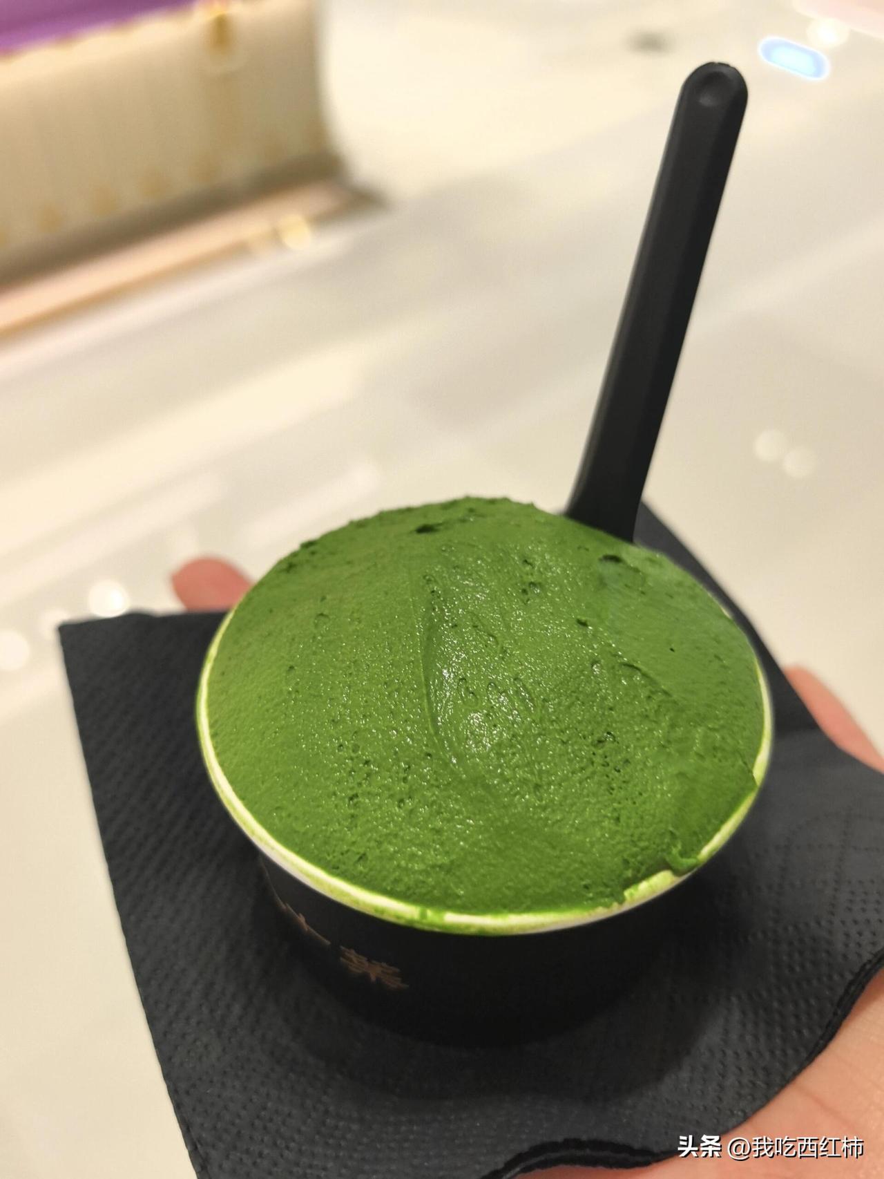 买冰淇淋被陌生人问可不可以蹭一个拍照？
今天刚买完这个冰淇淋。然后斜对面我没有注