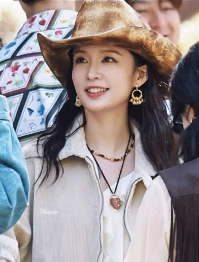李沁这造型真的太美了，卡其色廓形风衣+牛仔帽，随性又时尚