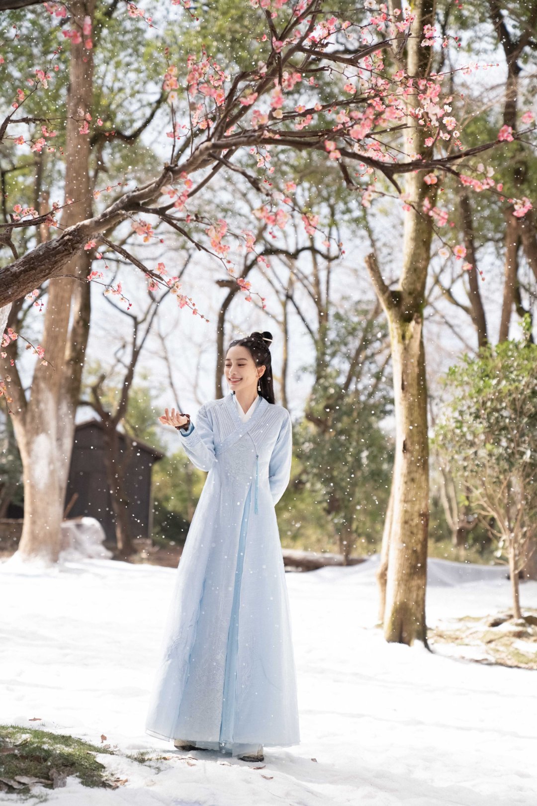 angelababy angelababy 人群自动退成布景，像被风吹散的铅笔画