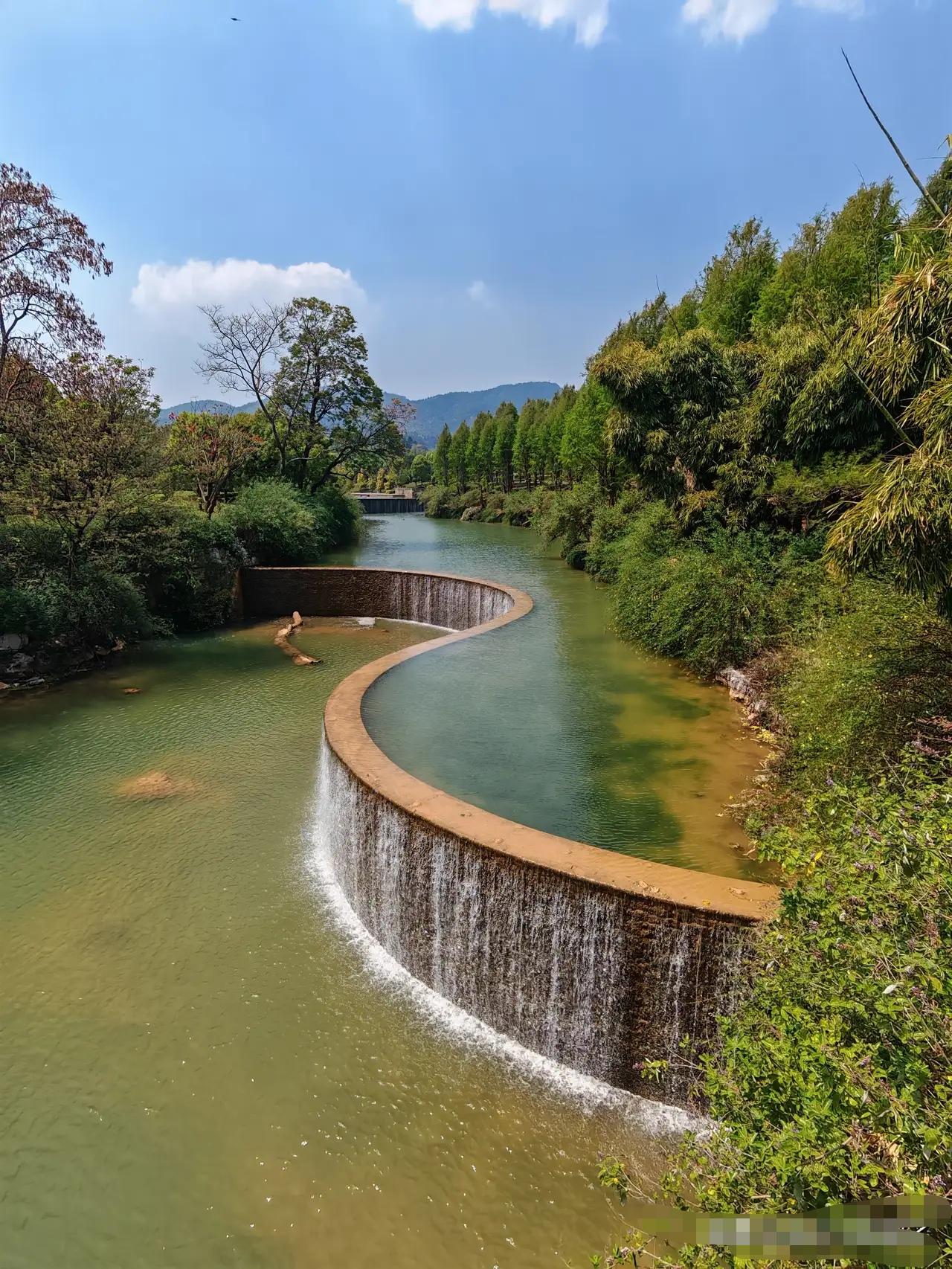 我最近两年出门，最大的感受就三个字：吃不动了。

以前出差或旅游，到了地方先找火