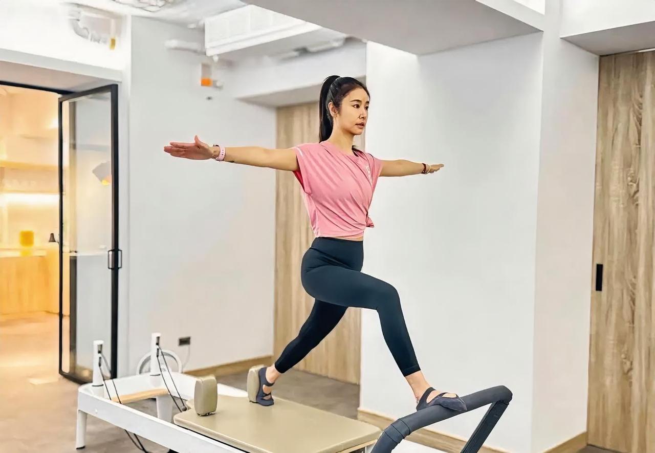 看到林心如50岁的腰身，才懂什么叫老天爷追着喂饭吃！

不是她脸上没皱纹，而是这