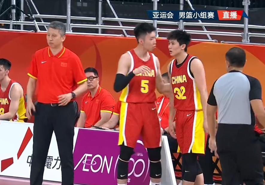 亚运会男篮小组赛实时战况，廖三宁半场15分，桑普森仅6分2板，中国男篮半场领先巴