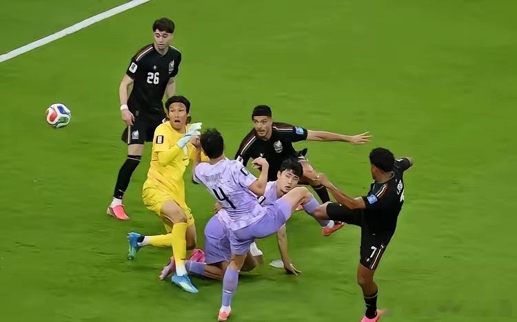 韩国门将巨大失误围观世界杯大v观赛团 韩国门将金承奎超巨失误，葬送了韩国提前出线