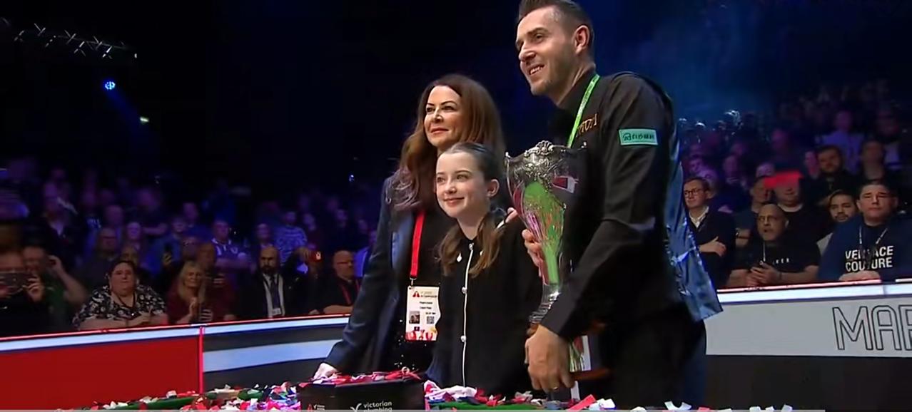 马克塞尔比时隔九年之后再夺英锦赛冠军，这也是他夺得三大赛事的第10个冠军。
今天