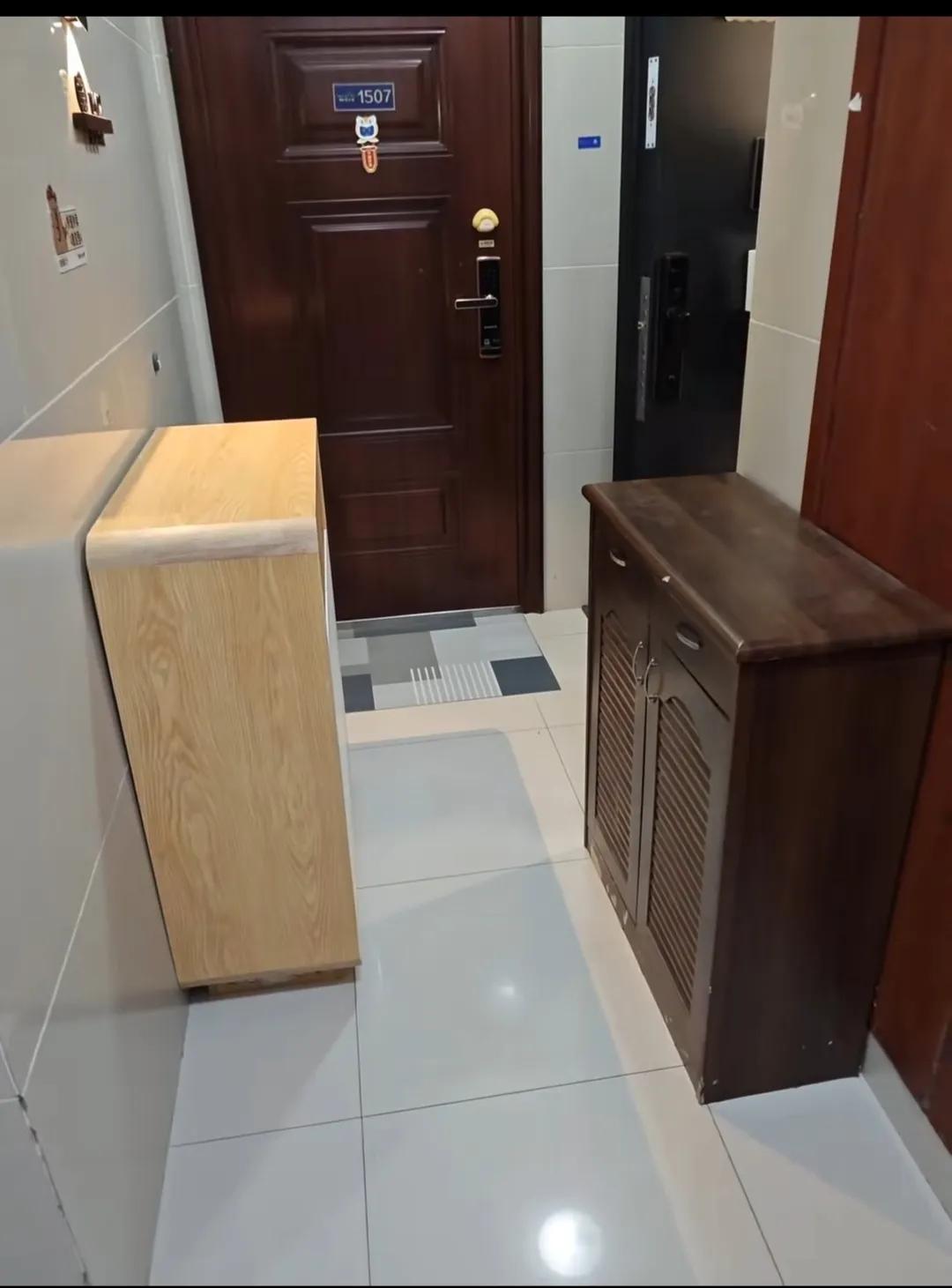 楼道放杂物柜相当可耻！既然物业管不了，我也管不了，那就互相伤害吧，你有柜子，我就