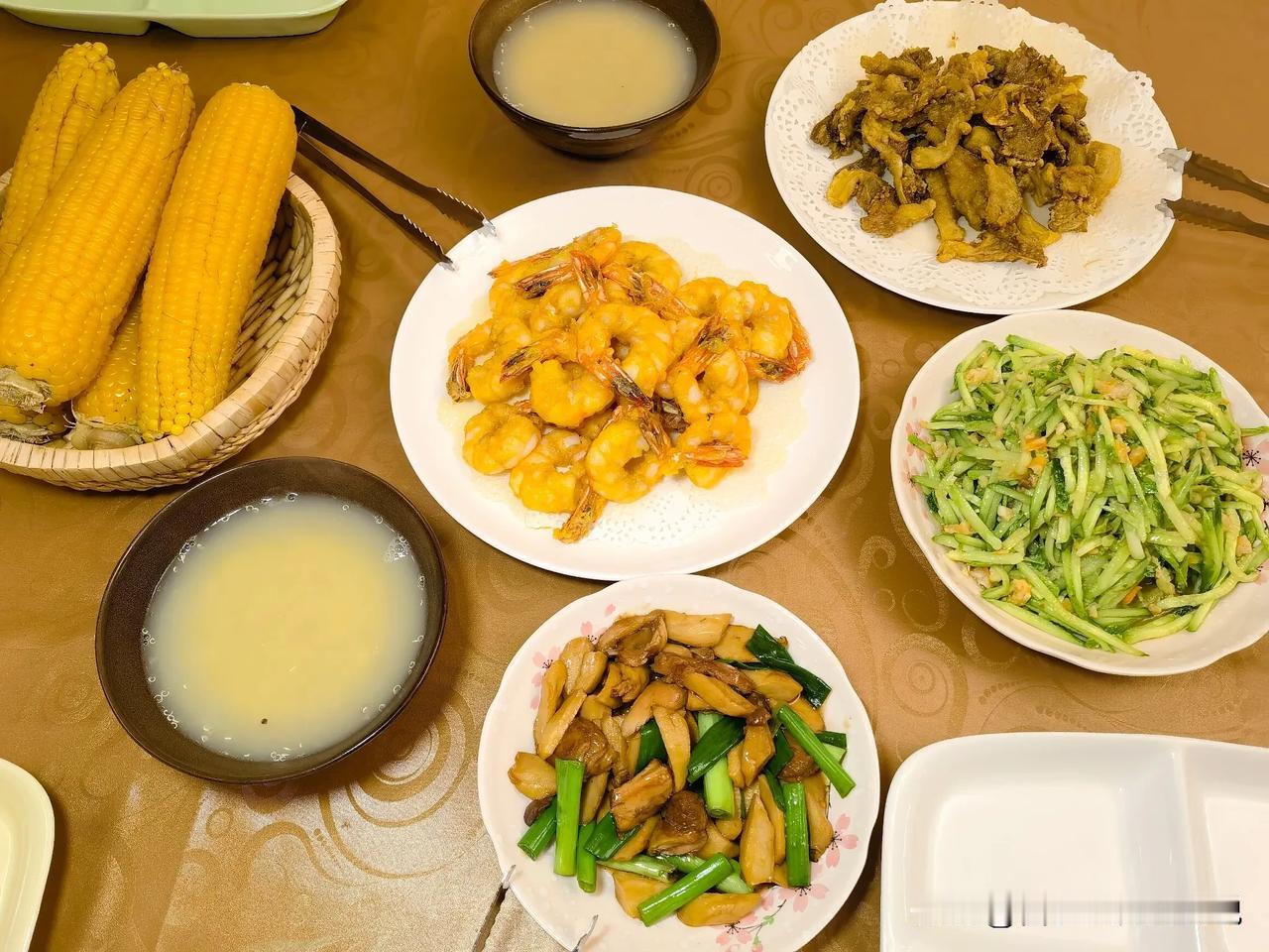 炸完东西的油，只用一次就倒掉，确实挺浪费的。为了不浪费油，决定今天晚上一次多炸点