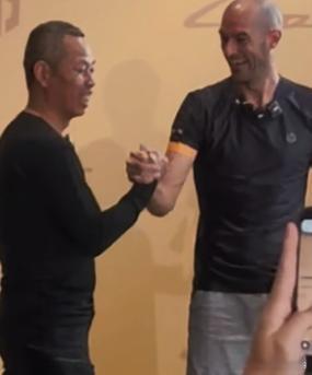 牙哥对德比斯说我要干你 牙哥：“德比斯，我要干你。”德比斯：“好的。”如果这是德