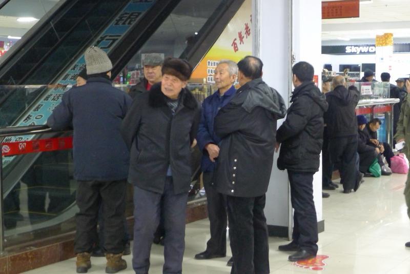 微信好友上千，夜里却没人说话，我们到底被什么困住了

以前人们上网，总爱泡在聊天