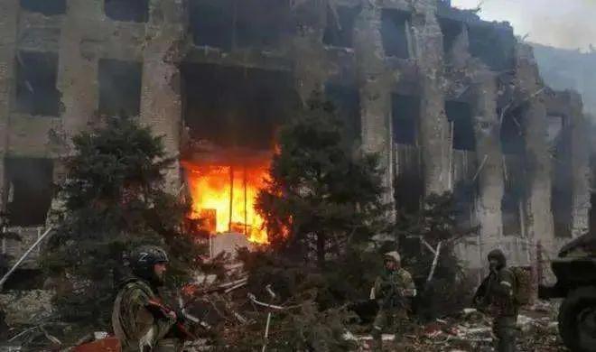 乌军5次突围全失败，俄重炮、温压弹、无人机和特种兵协同在红军城打响血腥矿井歼灭战