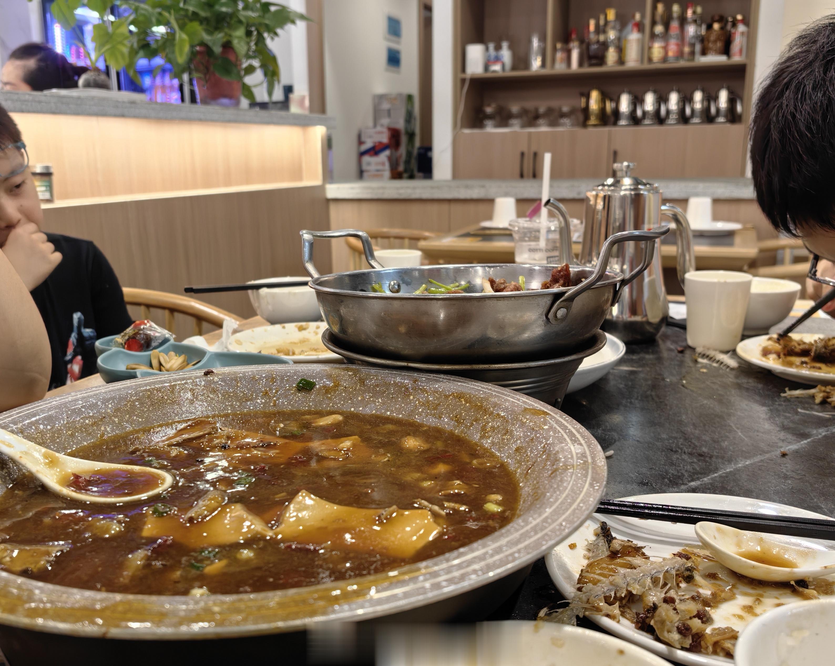 周末在家，中午和孩子们一起，懒得做饭，吃家门口的黄鱼烧豆腐。黄鱼味道不错，但是这