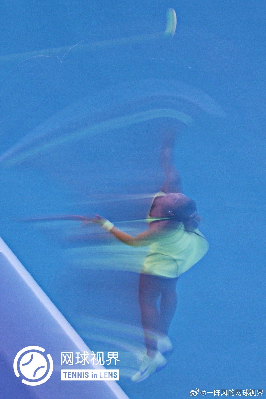 一宿没睡，都耗在机场了现在这晕晕的状态估计特别适合练习拉丝郑钦文郑钦文的郑在进行