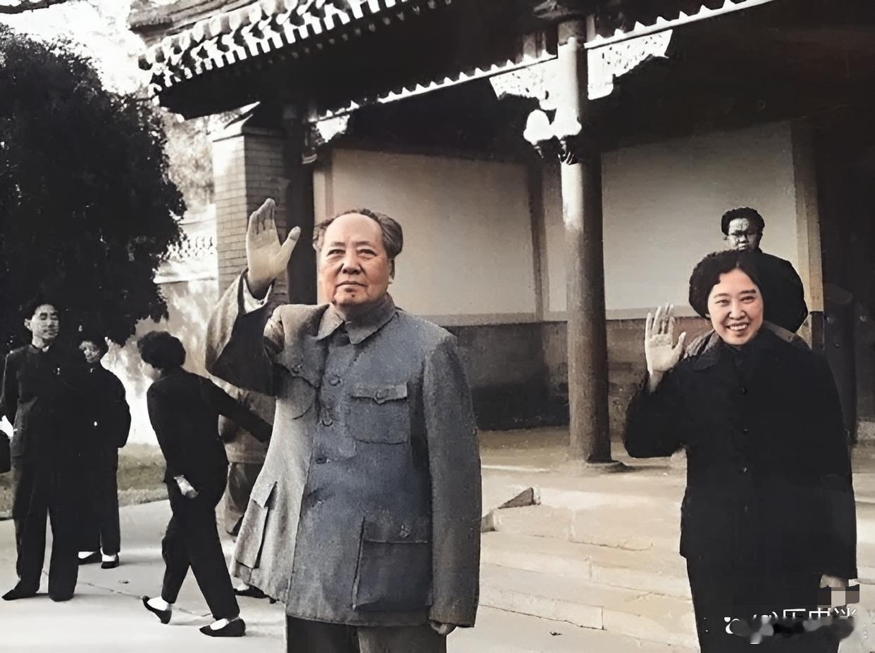 60年代，毛主席会见外宾后出门送别的瞬间，照片中毛主席与王光美正挥手与外宾道别，