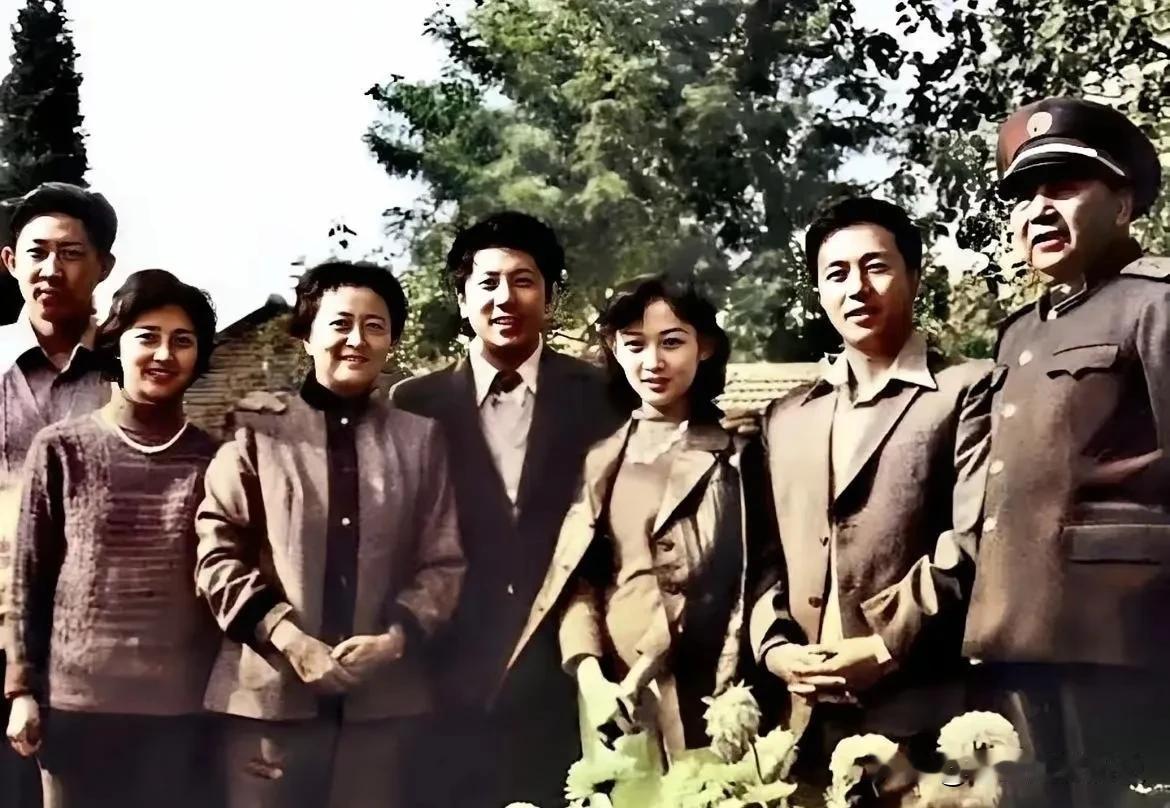 这张上世纪80年代的珍贵合影，记录了秦基伟将军与家人在北京的温馨瞬间。
身着军装