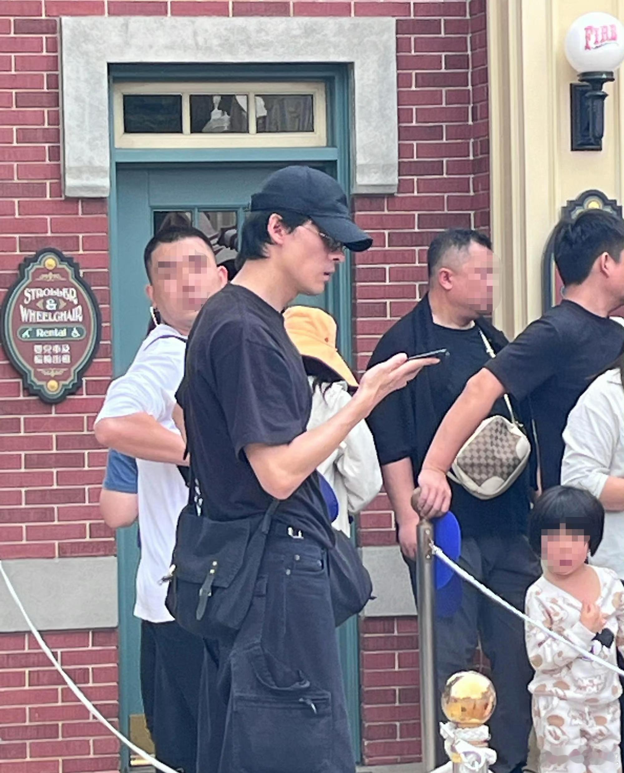 吴倩张雨剑带女儿逛迪士尼网友在香港迪士尼偶遇吴倩和张雨剑，两人一起陪女儿玩，俩人