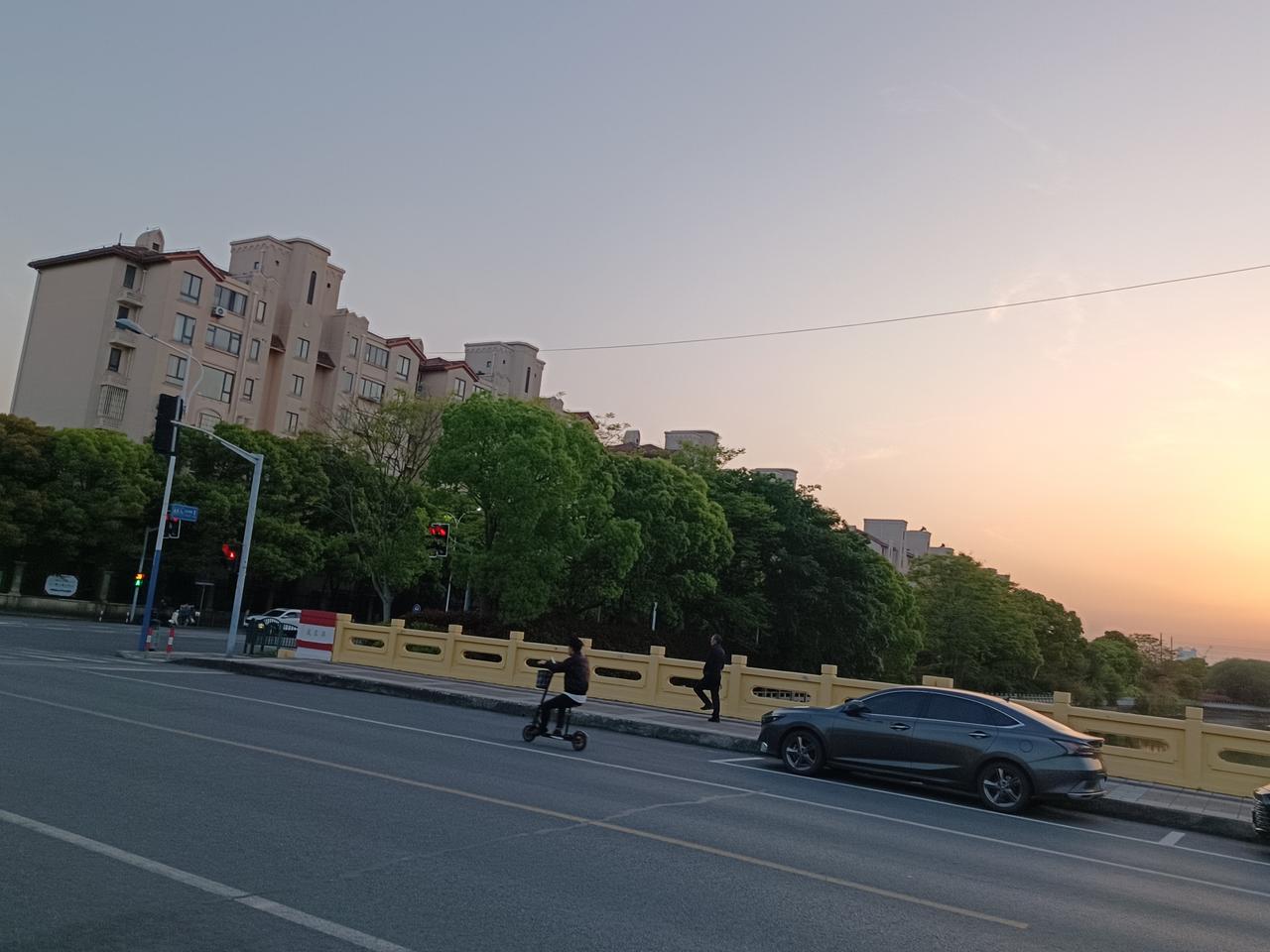 在头条要想有所收益，必须坚持的方向！
1，在忙也要坚持每天发作品，让头条记住你一