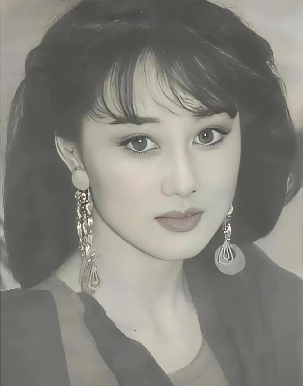 1992年上海偶遇利智，一眼直接惊为天人！
同期见过不少来内地的港星，站她身边全