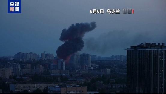 俄乌俩国家又干起来了，而且是在天上直接“对轰”，一晚上上千架无人机、几十枚导弹在
