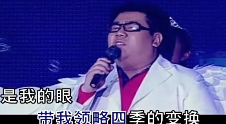 失明歌手杨光：爆红“耍大牌”被雪藏，如今娶妻生子，过平凡生活
杨光在2007年成