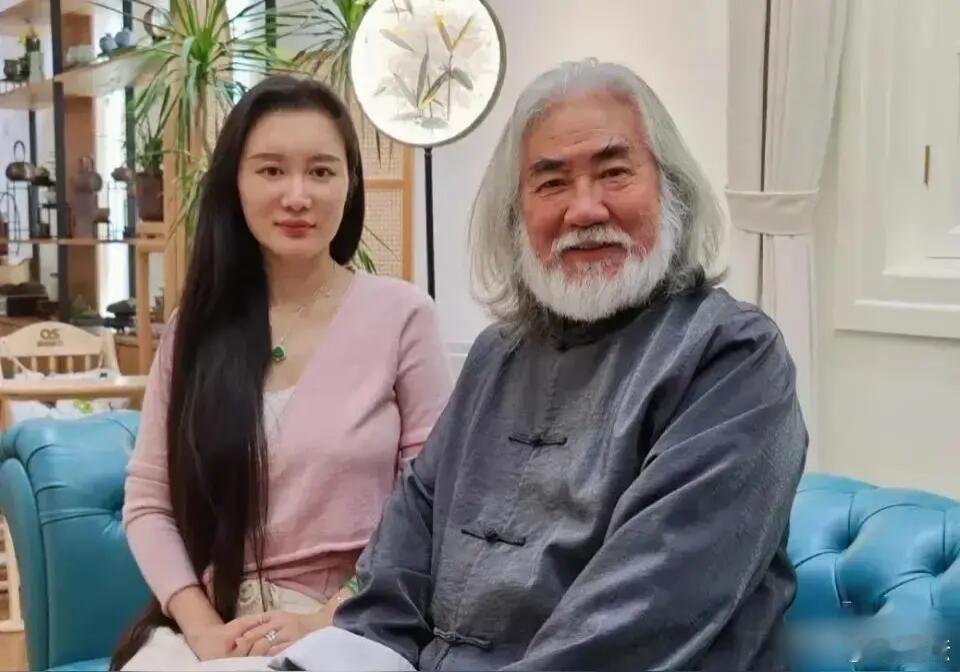 张纪中精神抖擞地说:“70岁怎么了？睁开眼就是干！” 张纪中每天凌晨4:50起床