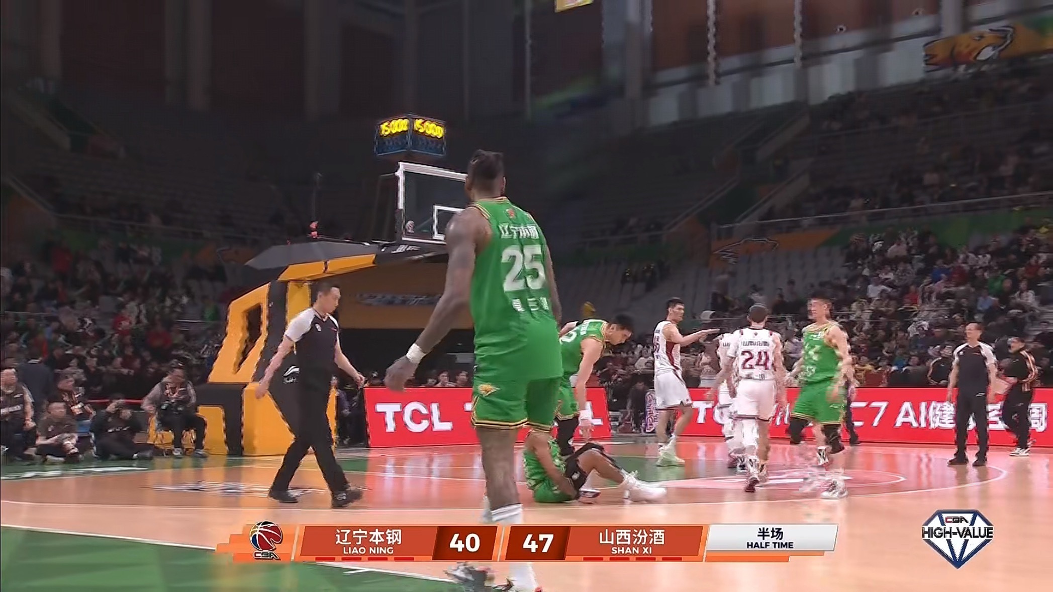 辽宁队主场对山西半场比赛结束辽宁队暂时落后7分辽宁男篮vs山西男篮