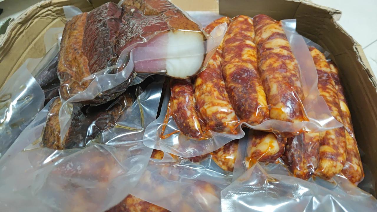 今年收到了春节的年货，从四川跨越千山万水来到深圳，四川麻辣香肠，椒盐香肠，四川腊