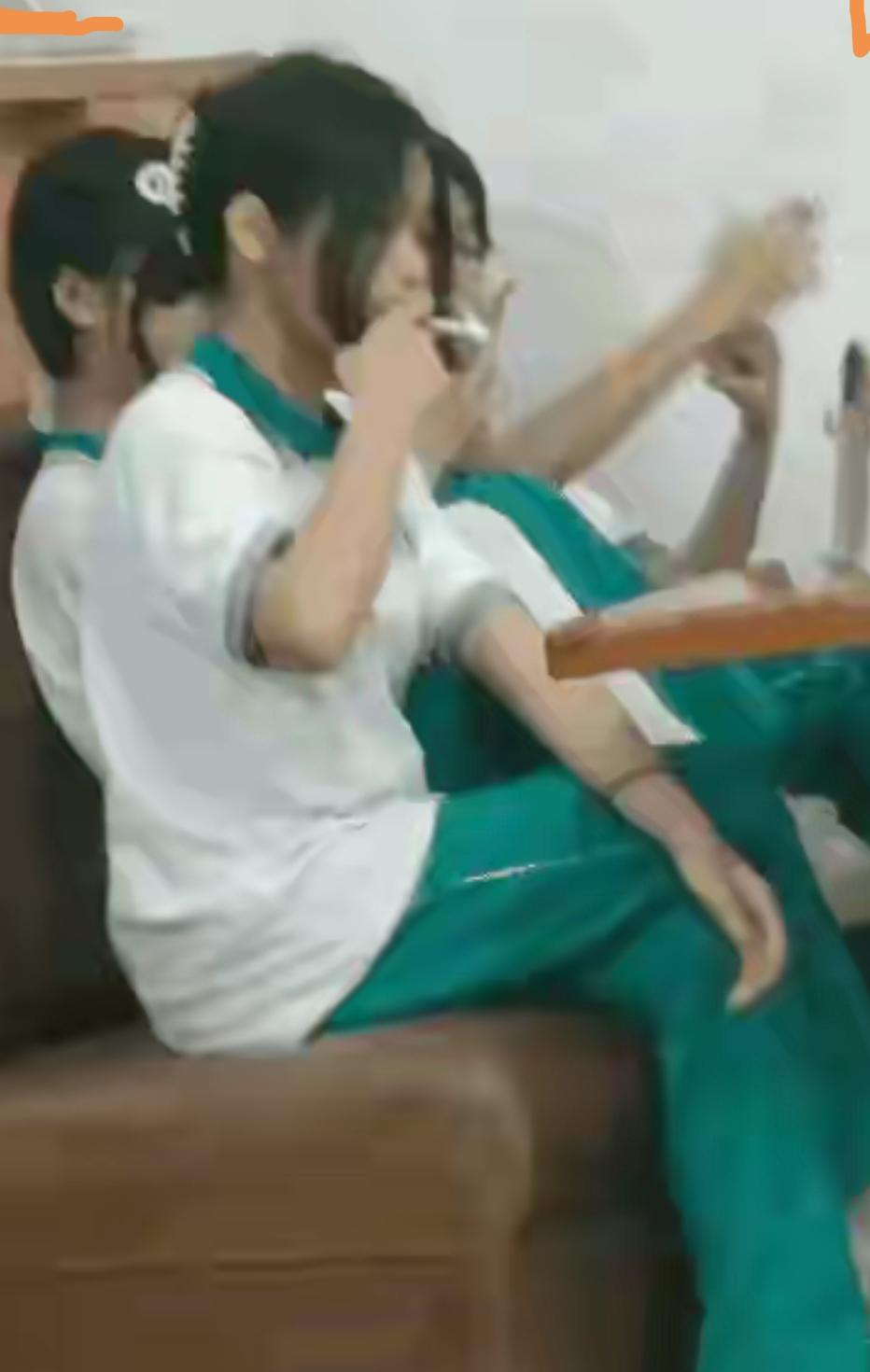 养废了！
不是不敢管，是真的管不了。
 
三个穿校服的初中女生，在快餐店角落里翘
