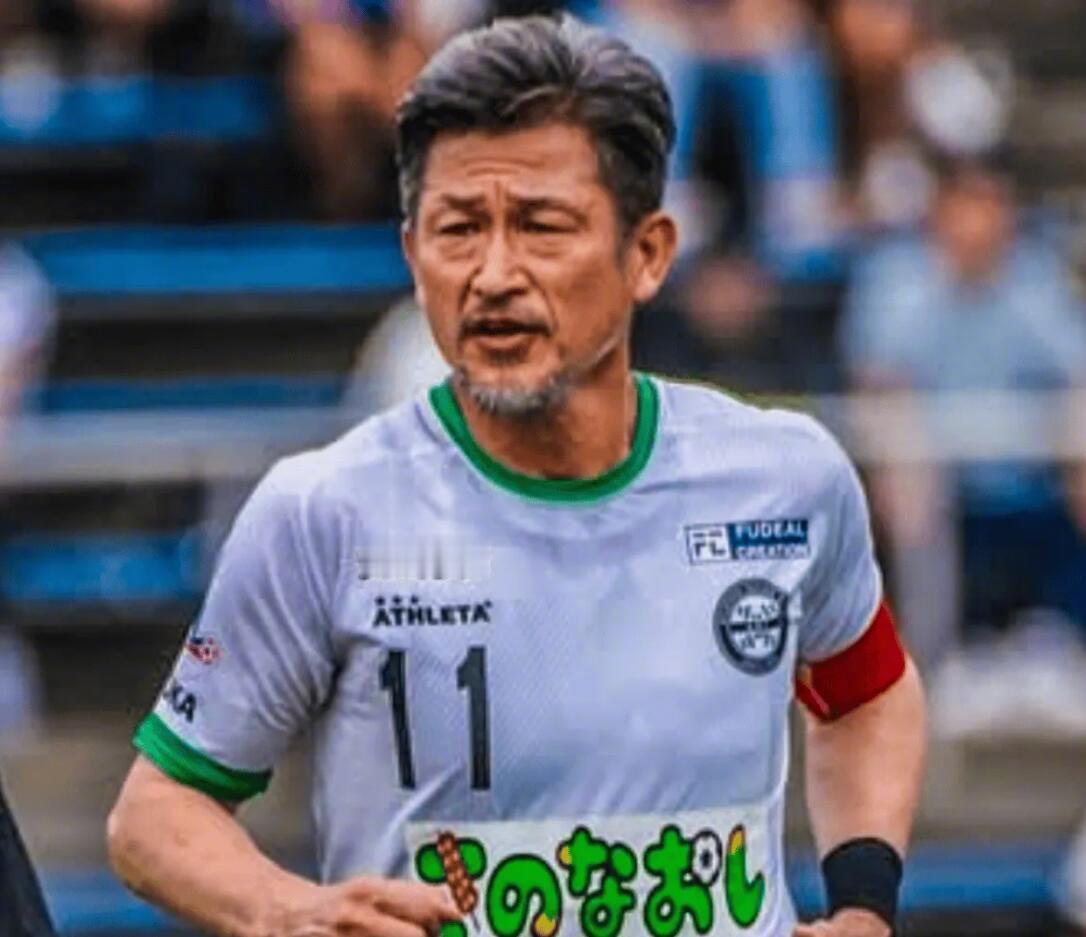 现年58岁的日本球星三浦知良将继续自己的职业生涯，他已与J3联赛的福岛联队签约，