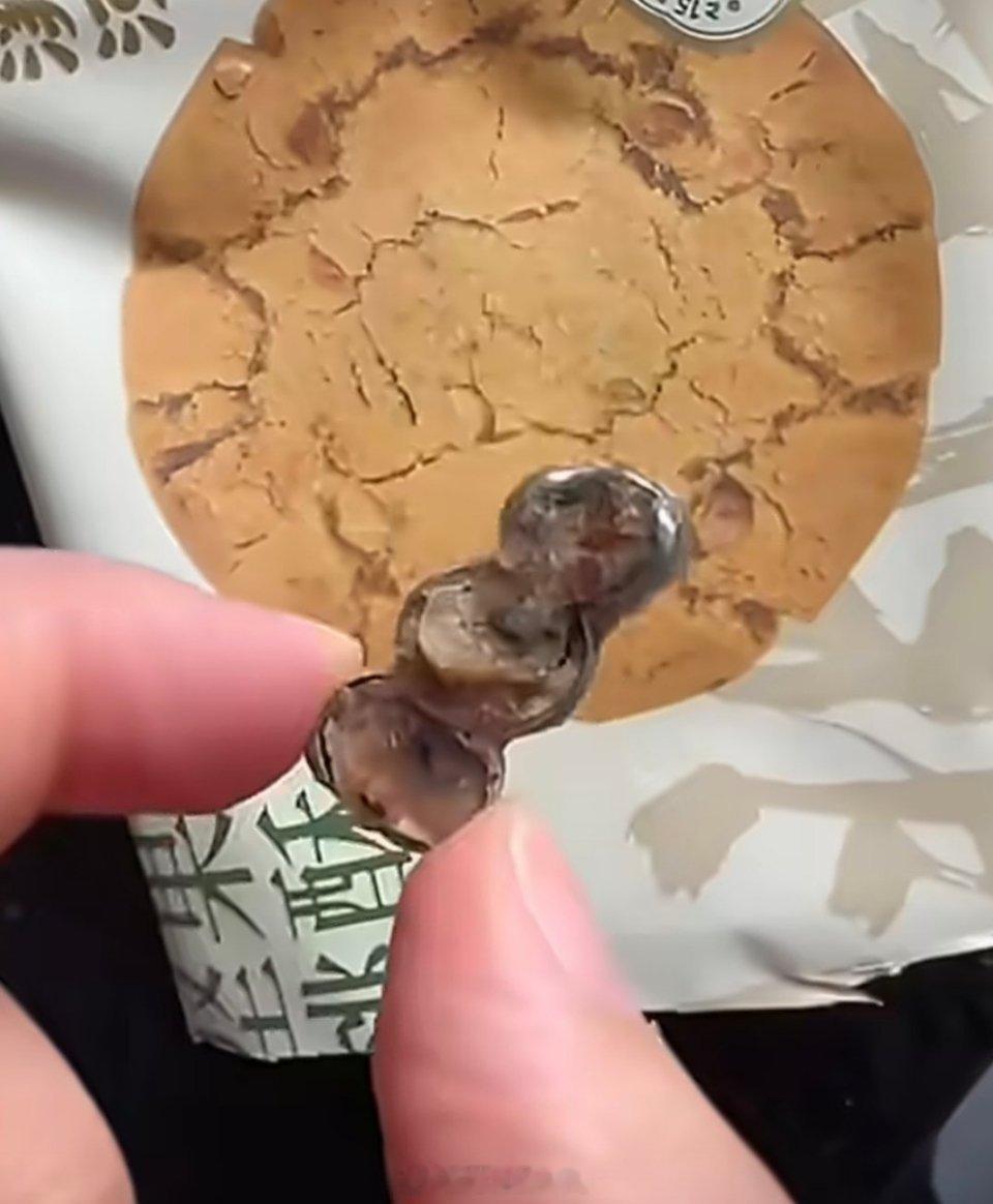 📢桃酥里吃出带断牙的金属牙冠！泸溪河品控何在？山姆审核何在？近日，大连一消费者
