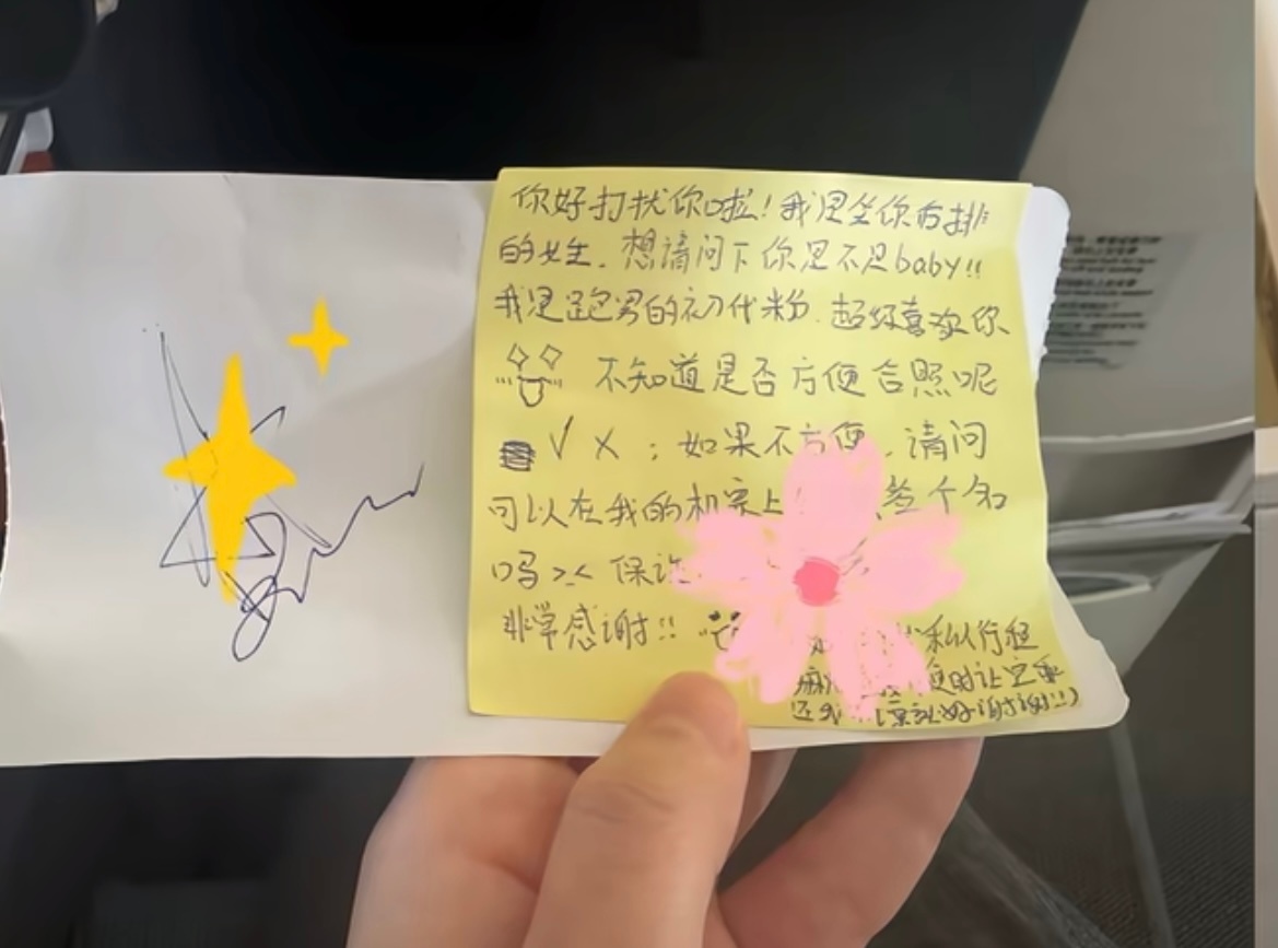 Angelababy在白纸上给粉丝签名 姐姐好温柔 