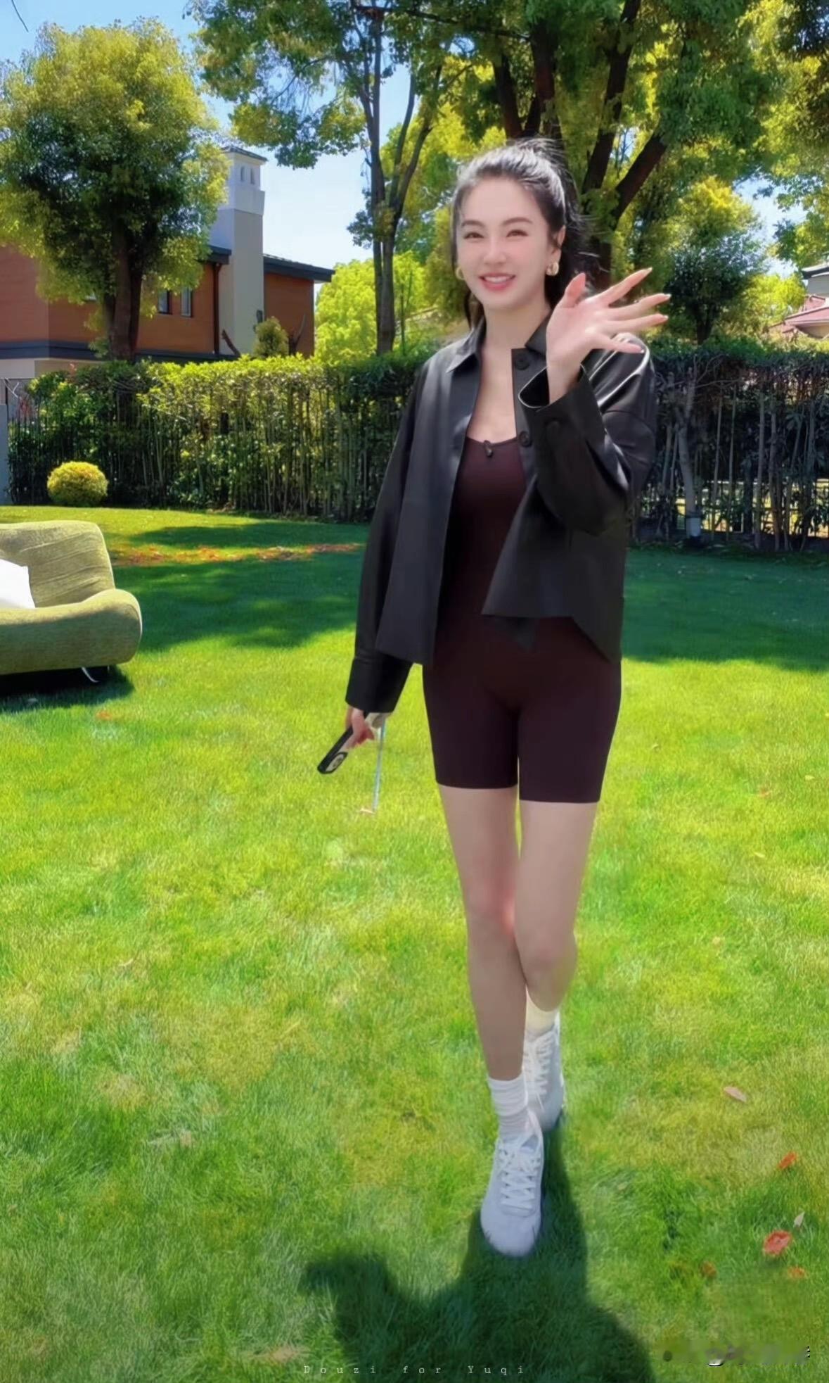 张雨绮的内搭是瑜伽短裤吗？不得不说，真显身材！