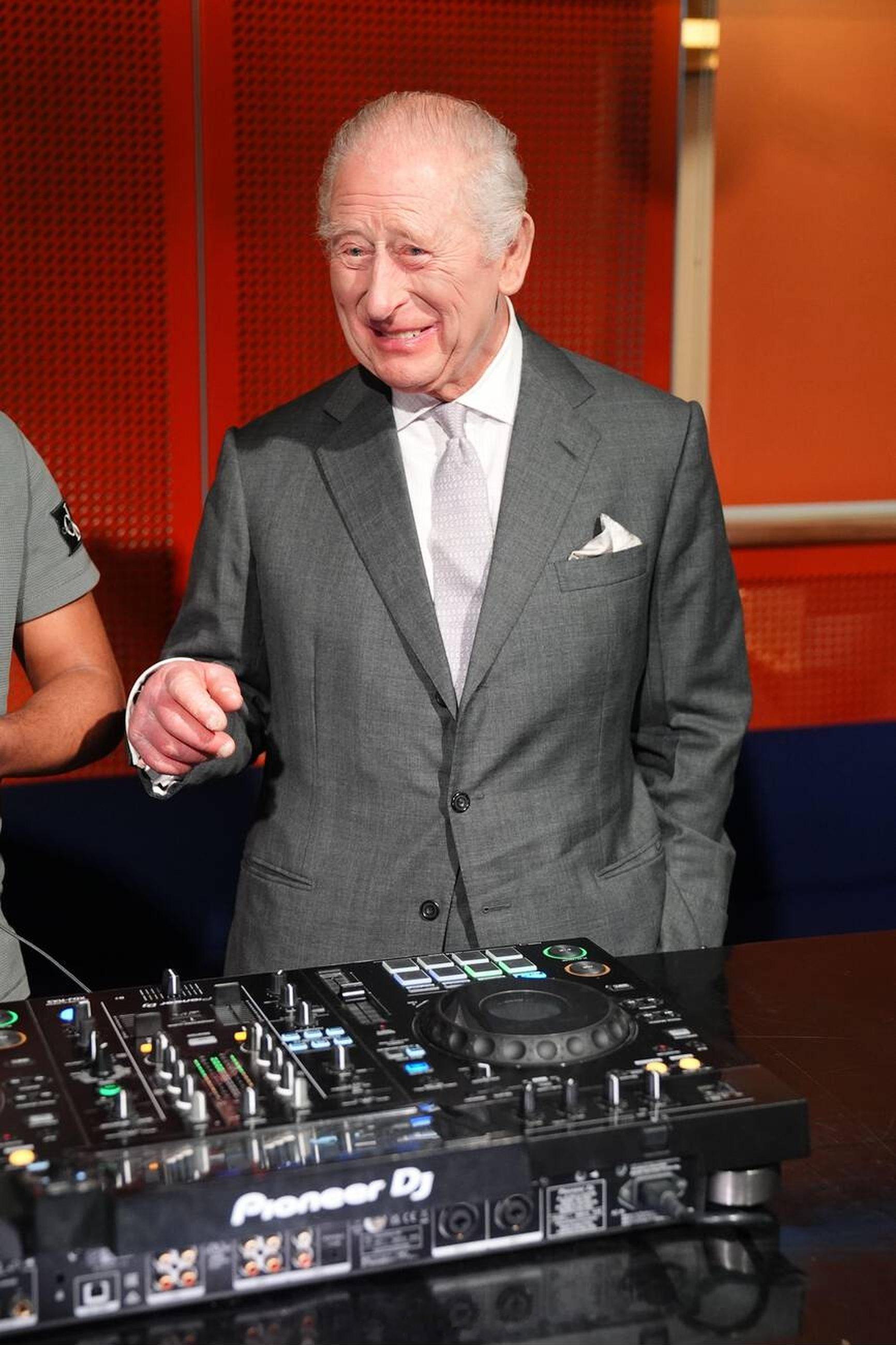 英国王室  2026年3月16日，查尔斯三世在曼彻斯特访问英杰华工作室，以了解国