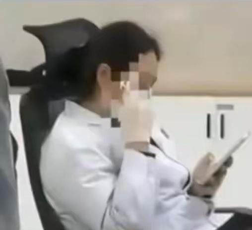 四川甘洛医院的这个收费员火到全国了！
 
真的气不打一处来！医院缴费窗口排得老长