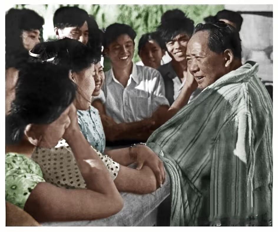 1961年8月毛主席在庐山与芦林湖游泳后和青年人在一起。