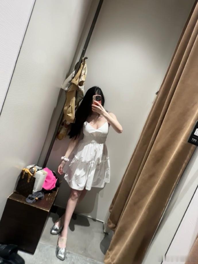 UR的这条小白裙好绝！！ 