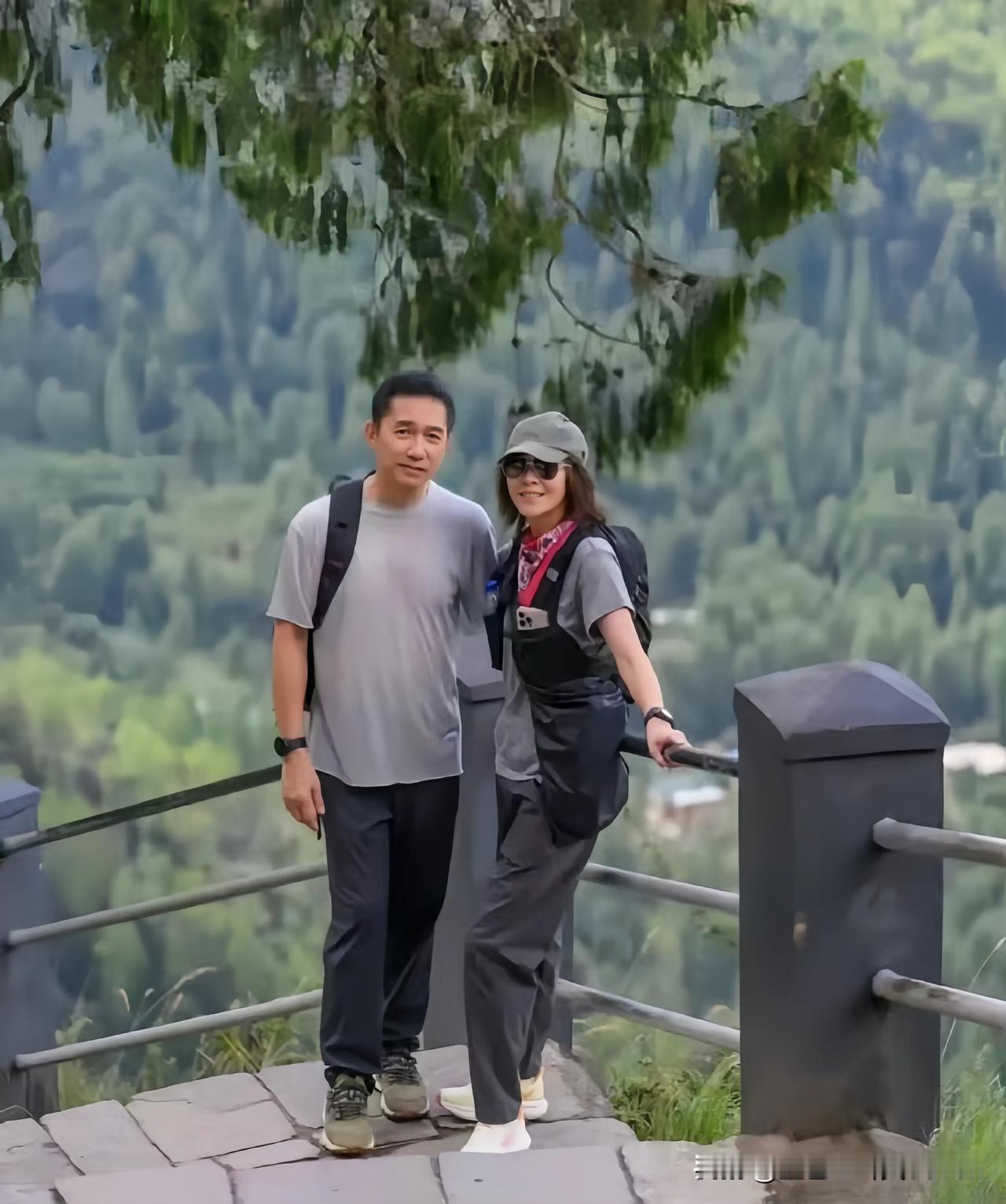 梁朝伟和刘嘉玲这山青水绿翠，夫妻相携手