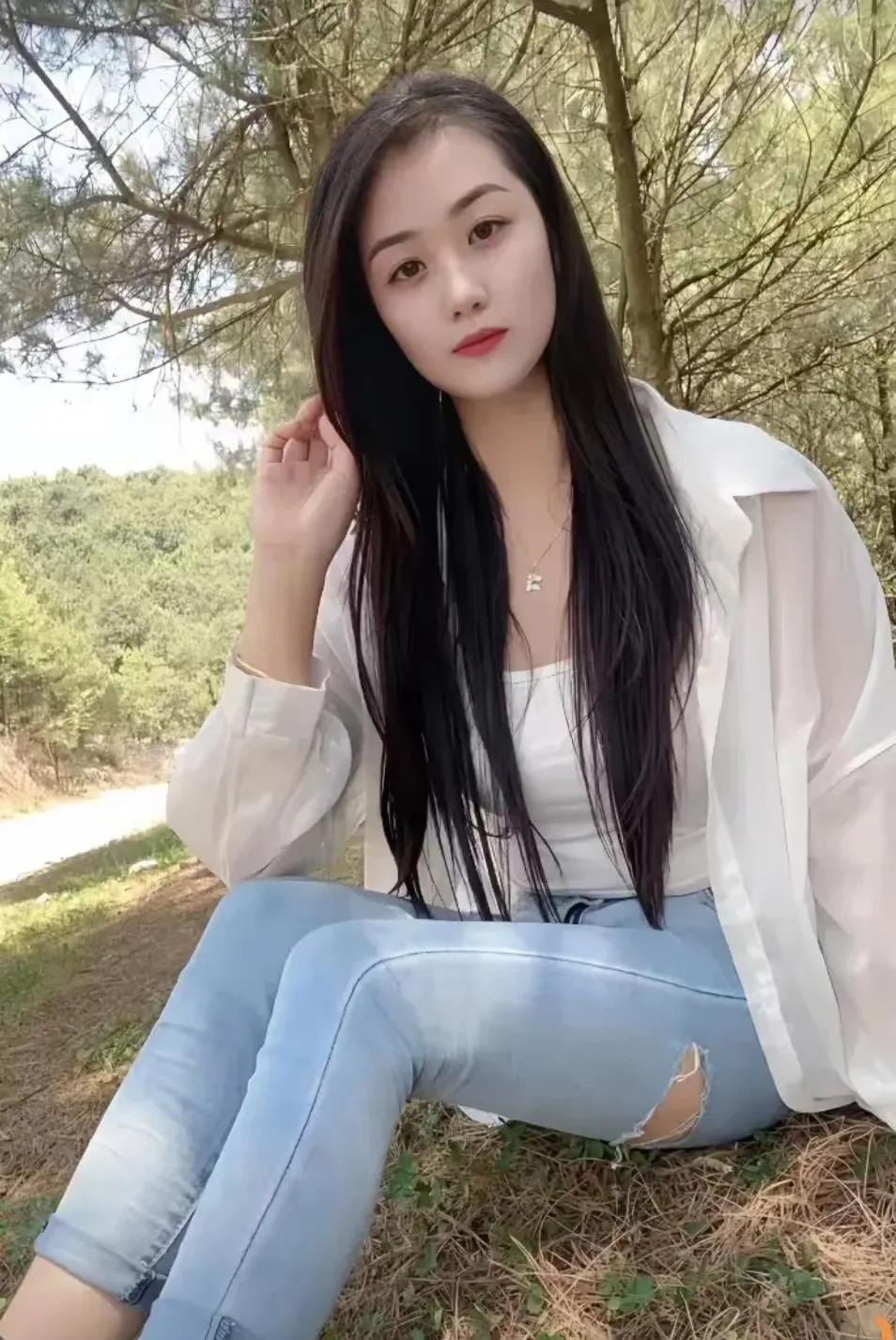在那个阳光明媚的下午，图书馆的角落里，艾米丽不小心与对面男孩的目光相遇。他羞涩地