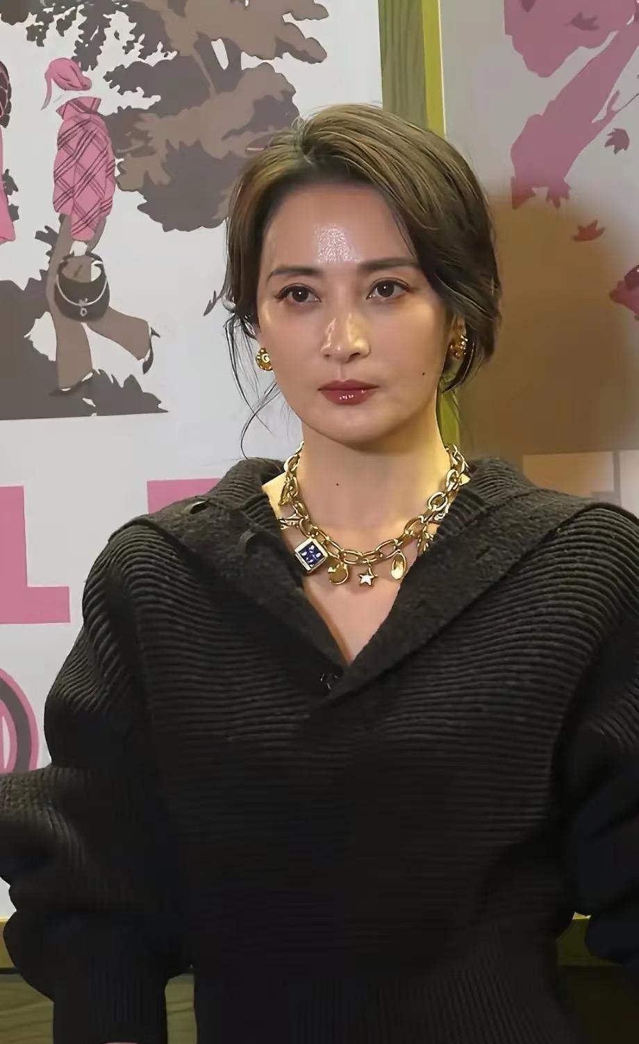 看蒋勤勤50岁的生图，终于懂了“岁月从不败美人”的另一种意思。不是冻龄到像二十岁