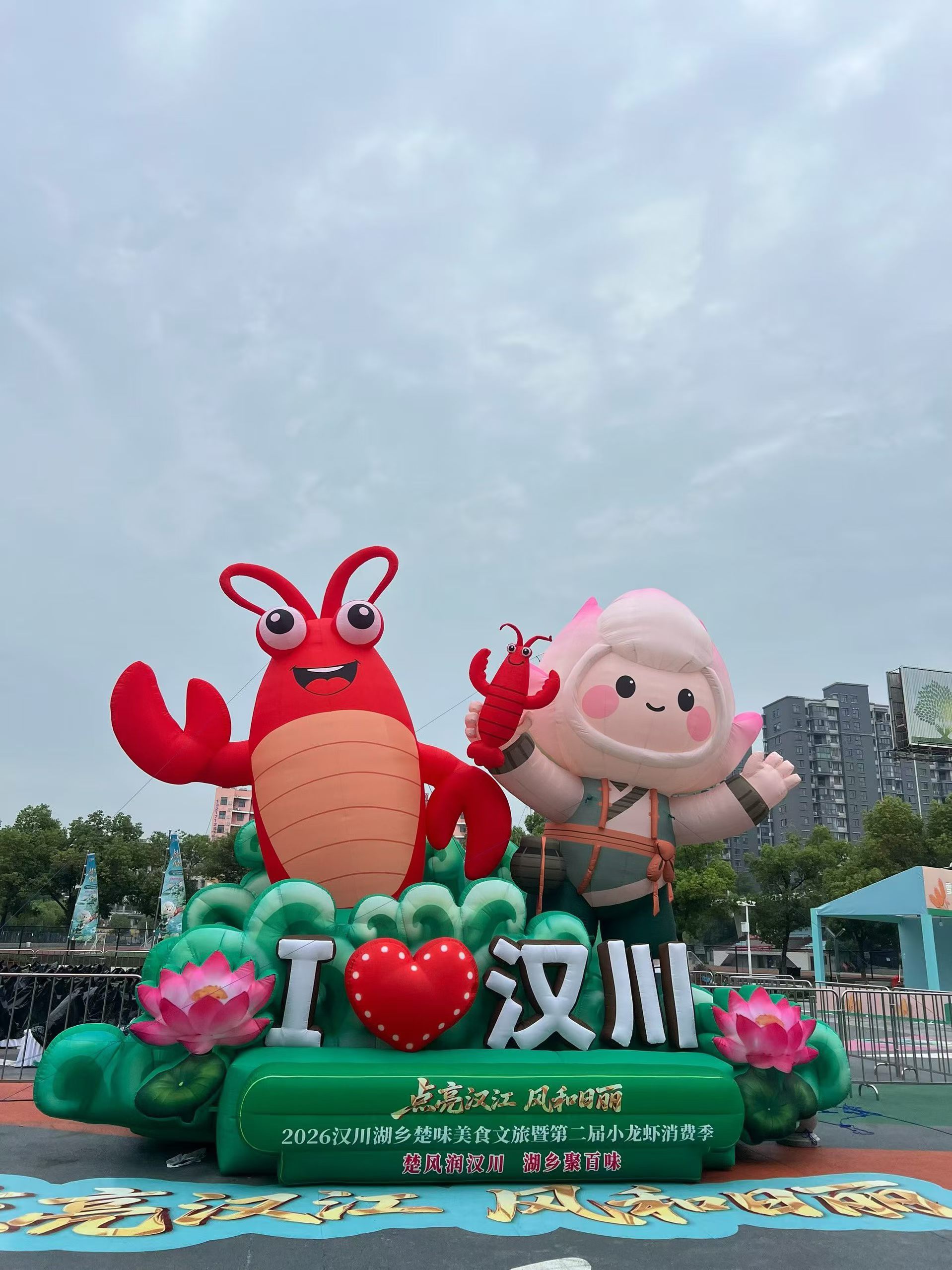 “女性如果精神贫瘠，执着于被爱，过于渴望被认可，那无论她享有各种能力与资源，都很
