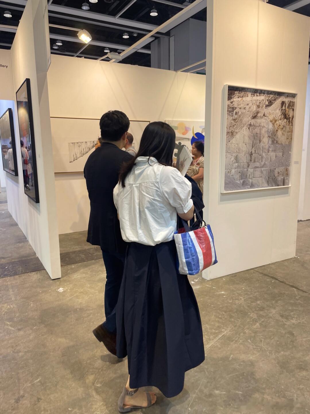 香港看展偶遇郭晶晶霍启刚，郭晶晶提着红蓝编织袋，两人一直手牵着手十分恩爱。 ​​