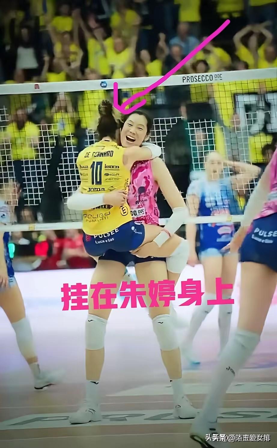 这样的朱婷谁不喜欢！
在今天凌晨结束的欧冠比赛中
朱婷再次展现出了她国际巨星的风