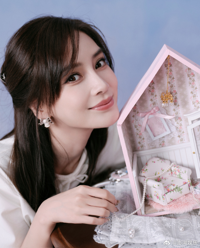 Angelababy夸韩安冉女儿破次元壁的互动！Baby直播时被韩安冉女儿萌到，