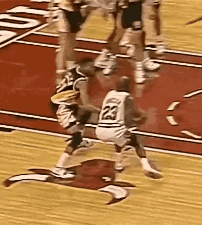 乔丹动作都变成这样了，还能把球摔进去！真厉害[赞]