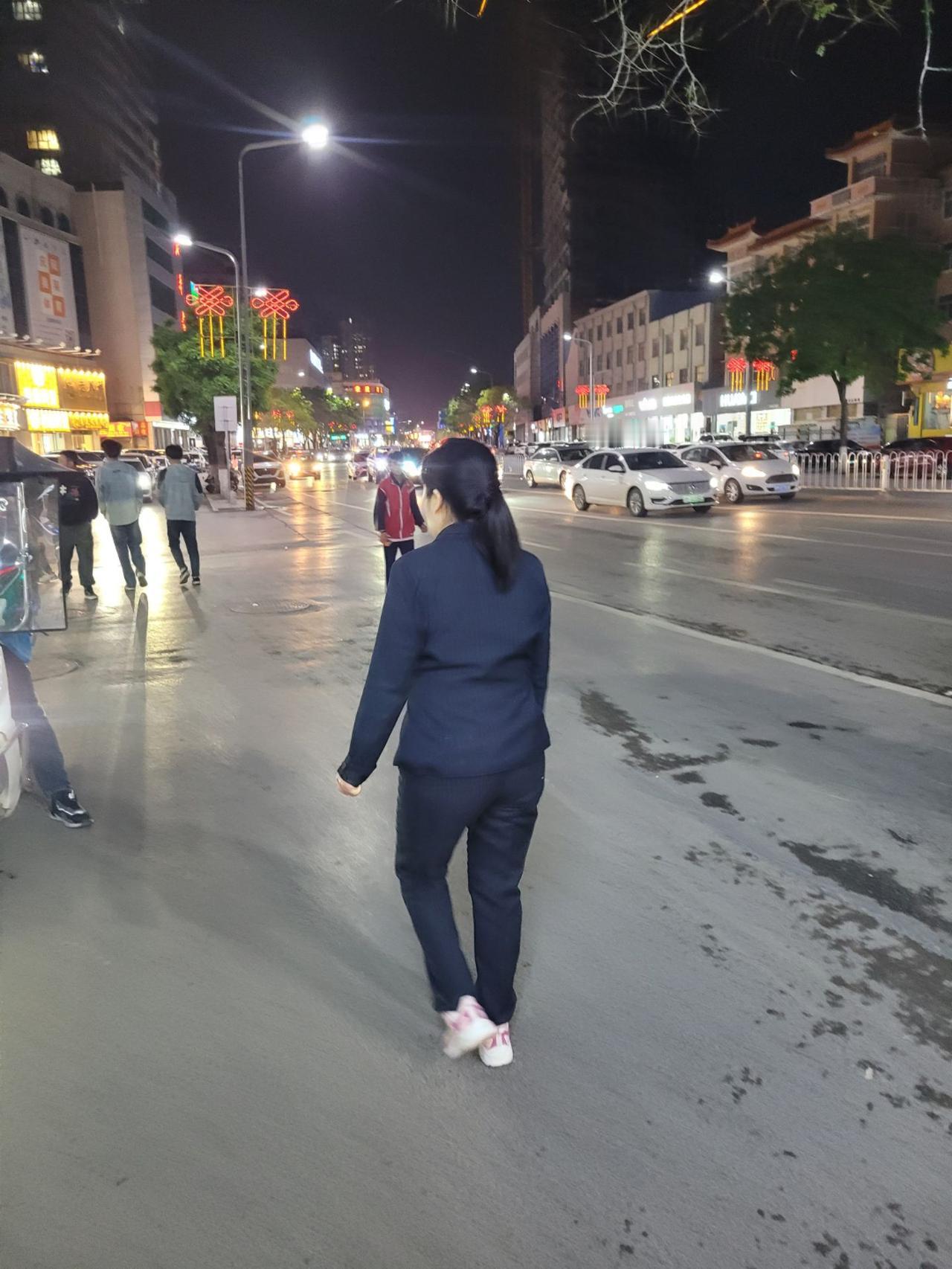 离婚多年，去参加儿子的婚礼，然而在婚宴上，能上台祝福的人却不是我。

那位能上台