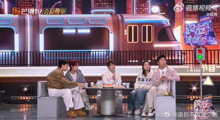 成毅写笨小孩到底是用的左手还是右手你好星期六 跨年回顾现场超欢乐升级，成毅镜头签