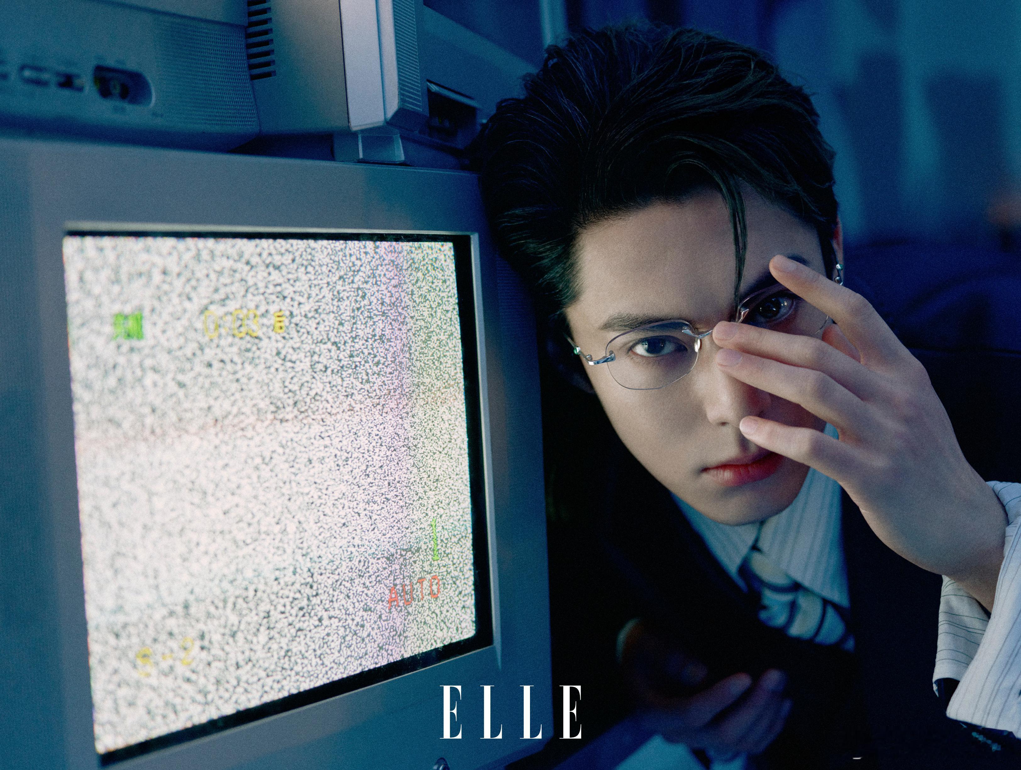 王鹤棣ELLE7月刊封面王鹤棣ELLE水世界大片漫浸清冷水光，构筑极简摩登水世界